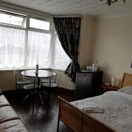Cozy Guest House Luton  Exterior photo